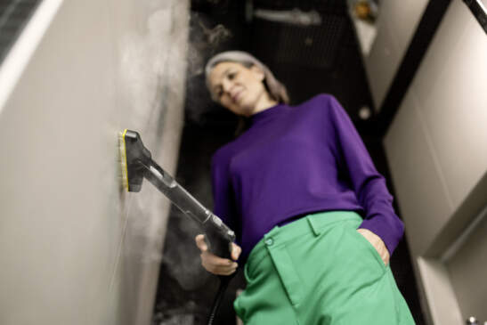 XXL crevice brush dining tiles app 01 CI20 150 DPI