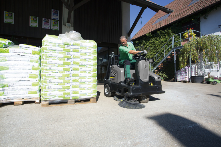 Balayeuse aspirante KM 105/110 R P + balai latéral ventral