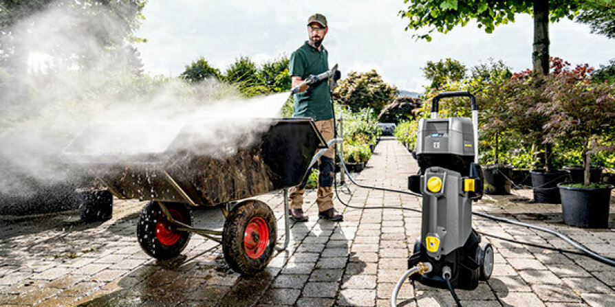 Battery powered high-pressure cleaners