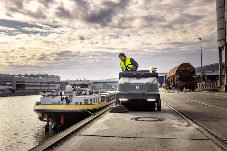 Veeg-/zuigmachine KM 130/300 RI LPG