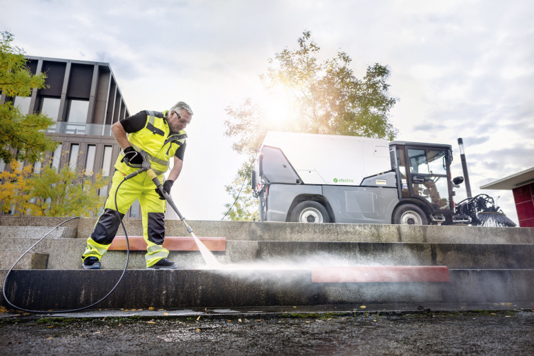 Veeg-/zuigmachine voor gemeenten MC 250 e!ectric